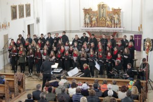 Bereits gegen 14:00 Uhr trafen die Mitglieder des Chor`s in Schierling ein, um das gesamte benötigte Equipment in der Kirche aufzubauen und sich einzusingen. Im Pfarrheim sorgten Mitglieder der Schierlinger Kolpingsfamilie für das leibliche Wohl der Mädchen und Jungen.