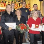 Drei Sängerinnen dankten Wolfgang Ziegler und Ehefrau Sieglinde, die Querflöte spielt, sowie Jenny Spitzner (Piano), Werner Riedl (Schlagzeug) und E-Gitarrist Florian Bösl (hinten, von links) mit Geschenken.